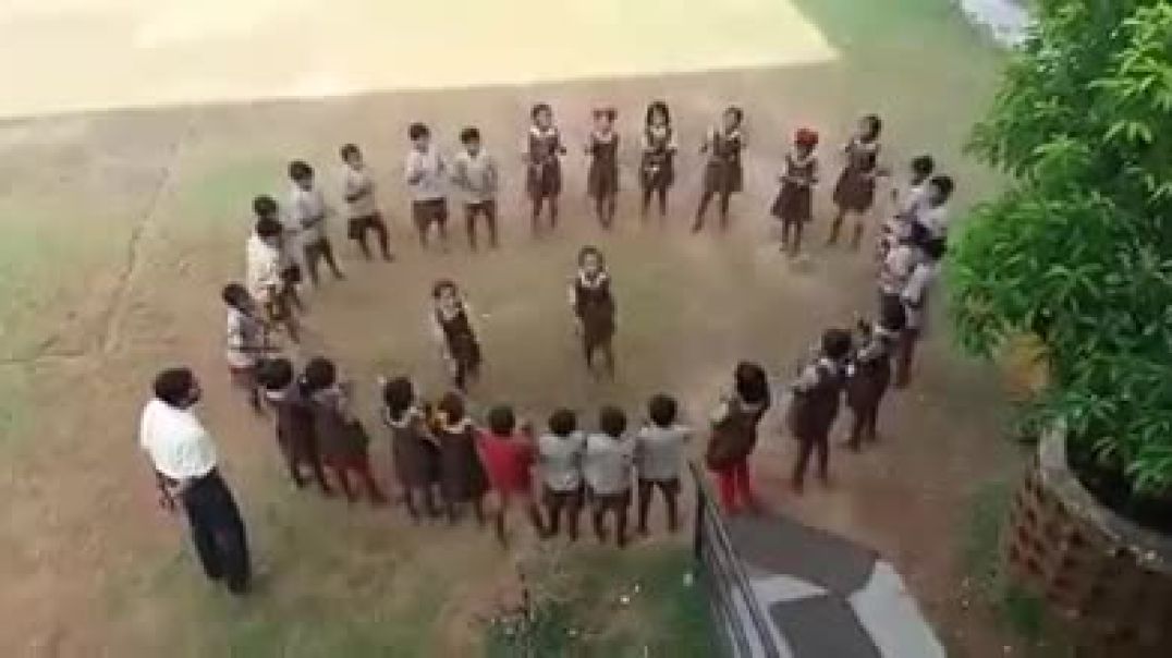 নামতা পড়ার অসাধারণ টেকনিক ।  পশ্চিমবঙ্গের একটি প্রাথমিক স্কুলের ভিডিও