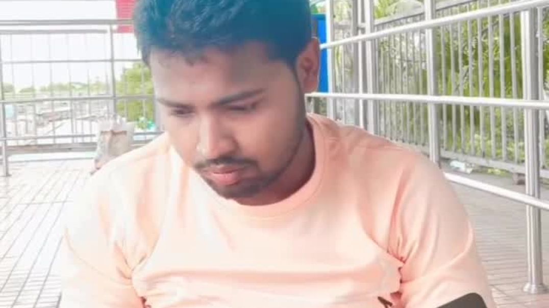 बन्दर ने लड़के की मज़े ली