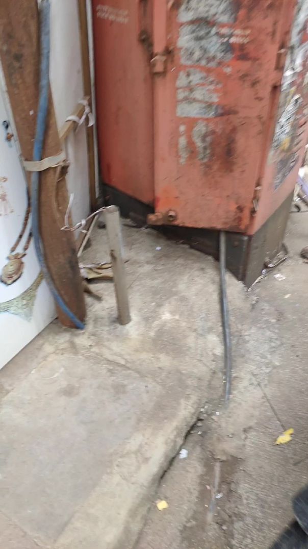 electric box mai cat chali gayi