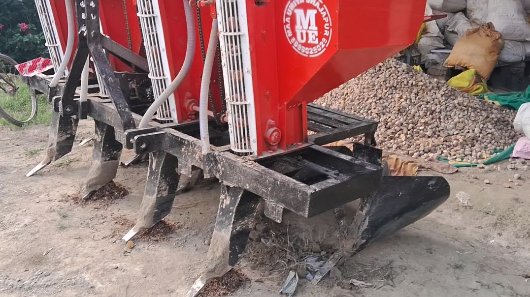 ⁣Automatic Potato Planter Cum Fertilizer Machine