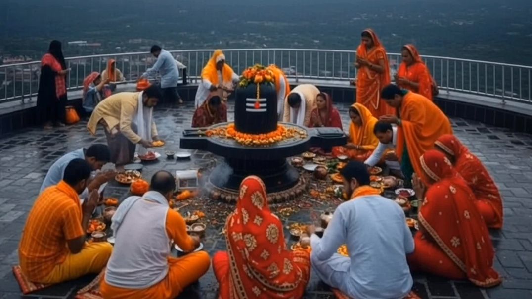⁣महादेव की छवि निराली, भस्म लगा तन-भार। उनके चरणों में मिले, जीवन का संचार॥