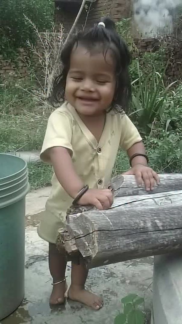 बचपन में कूदते हुए 🥰🥰