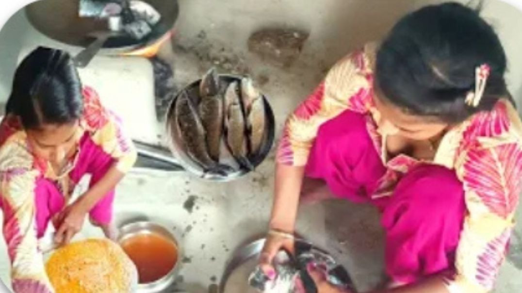 ⁣देखिए दोस्तों आज मैंने बनाई नहर की देसी मछली बहुत ही स्वादिष्ट साथ में पानी की रोटी