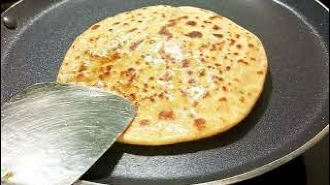 परतों वाला प्याज मिर्च और सत्तू का तीखा चटपटा पराठा /Layered Onion Chilli P