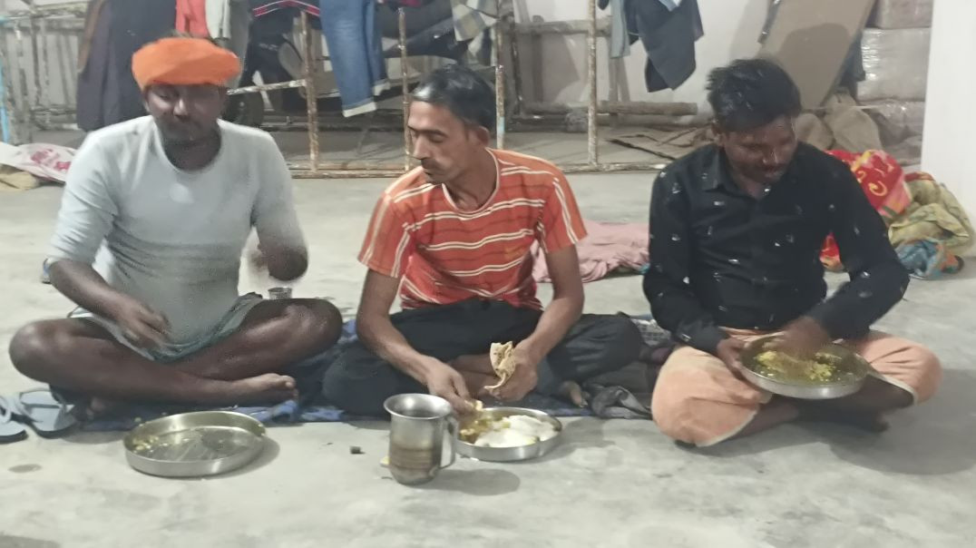 हम सभी लोग खाना खा रहे हैं