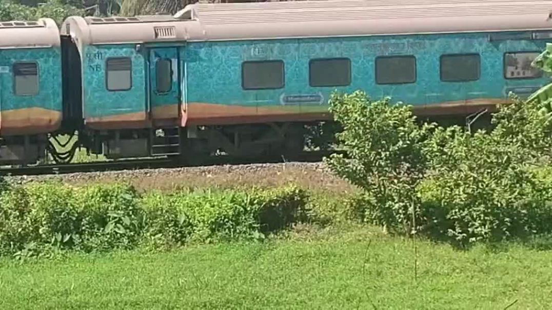 ⁣Moto Mobiles Zoom Humsafar Train video