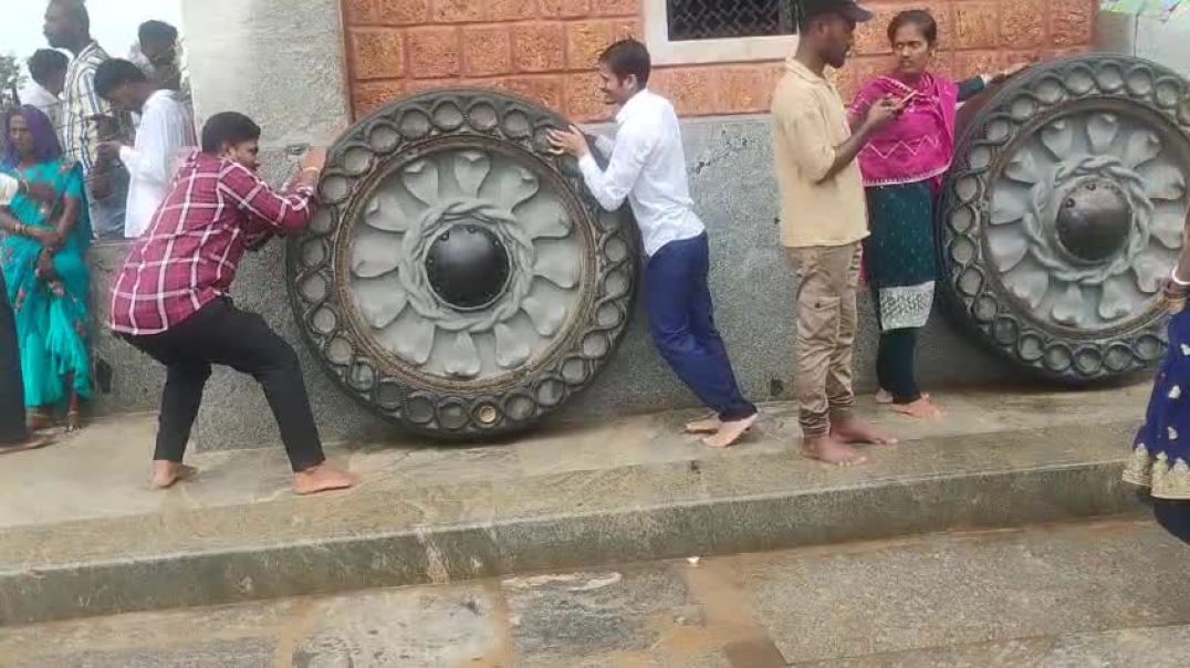 ⁣इस पहिए को घुमाने के लिए 2 आदमी लगते हैं