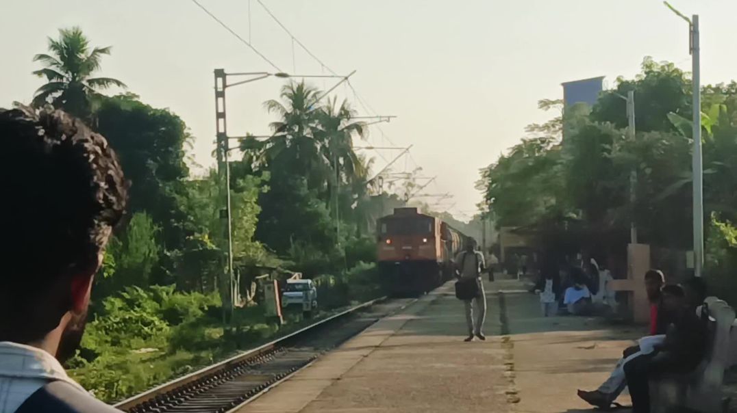 ⁣Patharkandi Station हमारा ट्रेन शायद आ गया No no ye Petrol diesel tankar train Indian railway