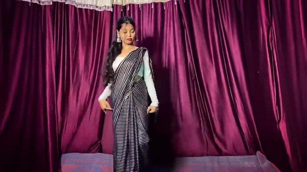 ⁣Hook_Raja_Ji___New_Bhojpuri_Song___Choliya_Ke_Hook_Raja_Ji___Dance_cover_by_Isha_Verma(720p)