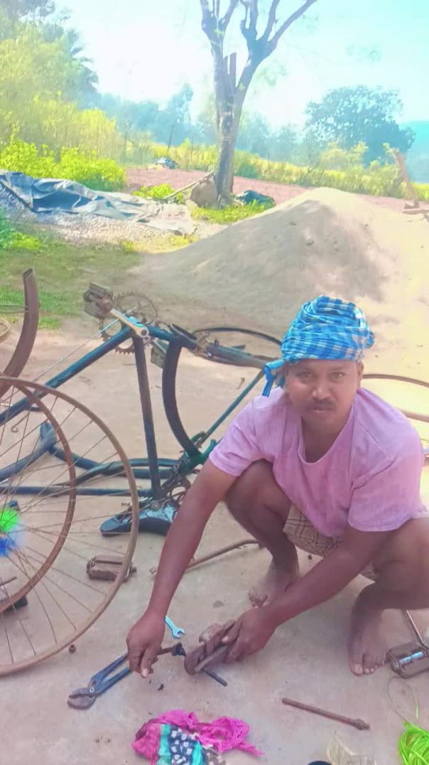 ସାଇକେଲ ସଜାଡ଼ିହେଲେ ଯିବା କାମକୁ ❤️