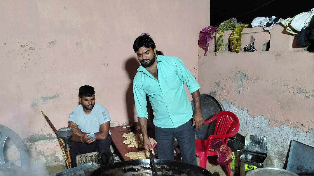 ⁣Surender halwai or uski tim khana bana rahi hai