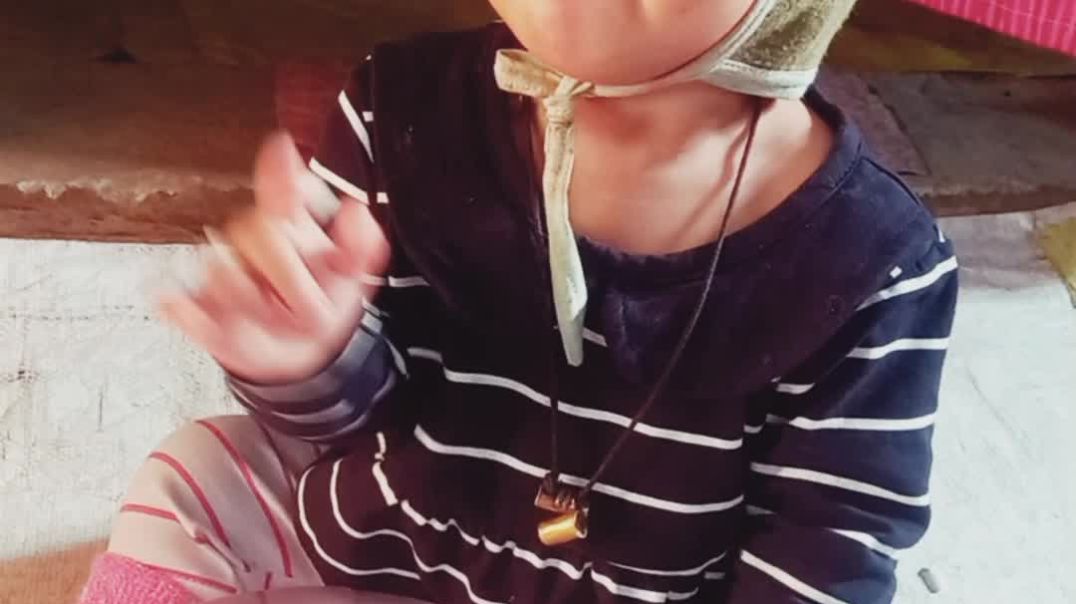 সোনা মা মুড়ি খাচ্ছে