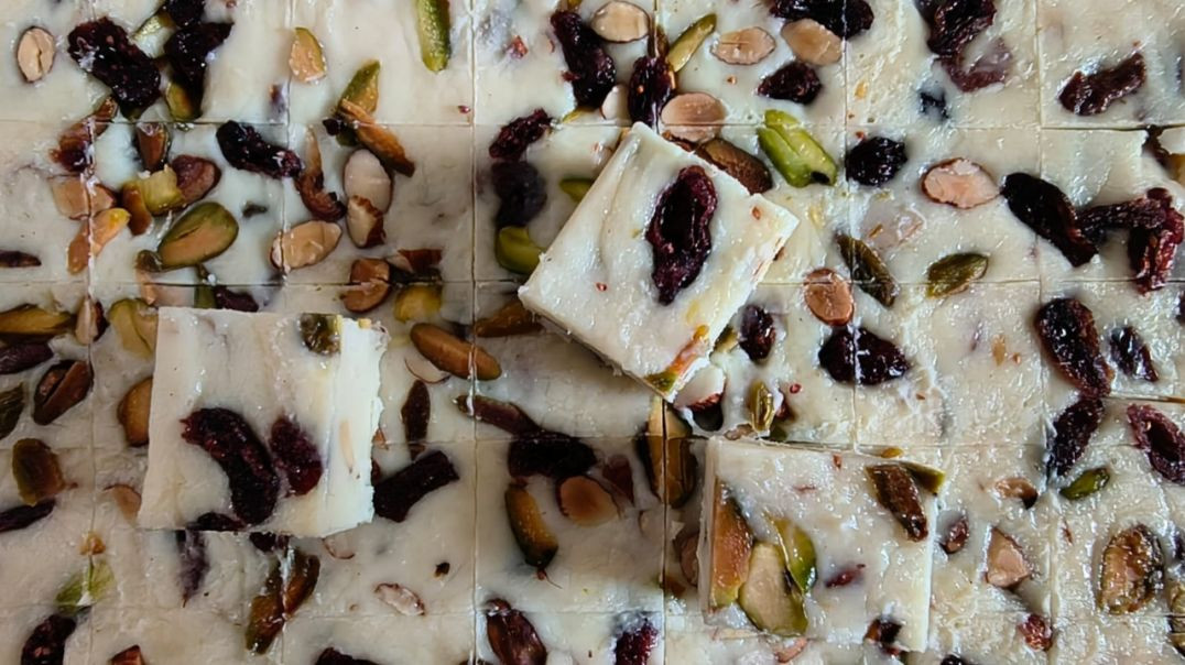 ⁣Cranberry Chocolate Fudge Mouth melting#chocolate #fudge#pista #chatpataswad #cranbarry