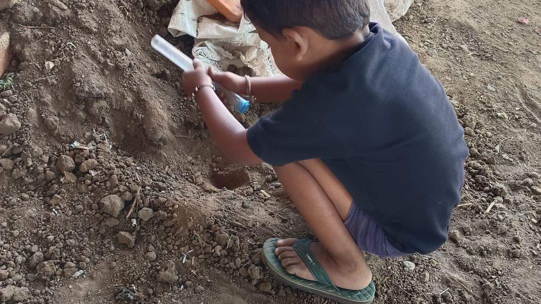 ⁣How does a child play a game?