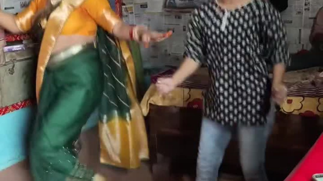 ⁣Bhabhi aur sali ka dance