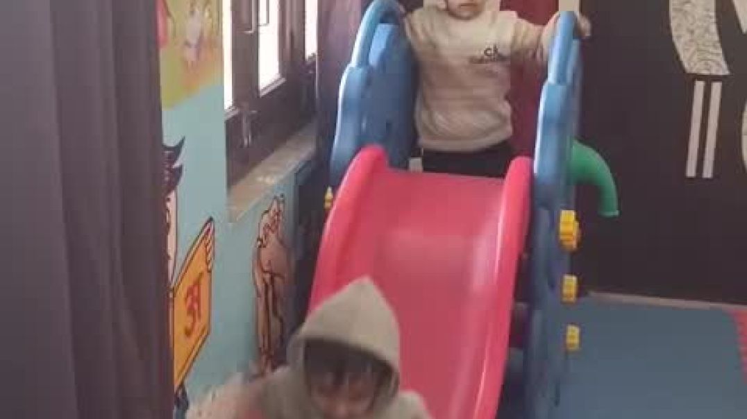 ⁣Meet ne school me slide kiya 😂