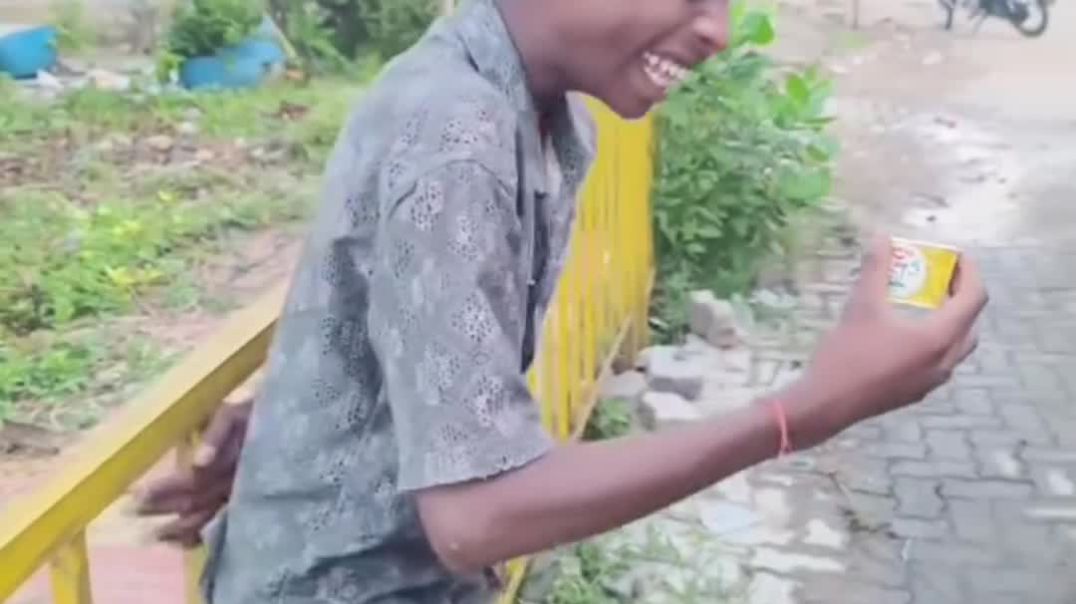 ⁣Ghumne ko to pura duniya ghoom lo