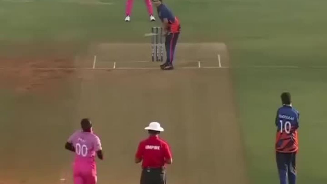 ⁣Sachin Tendulkar play cricket with akshay kumar in college tournament  last year