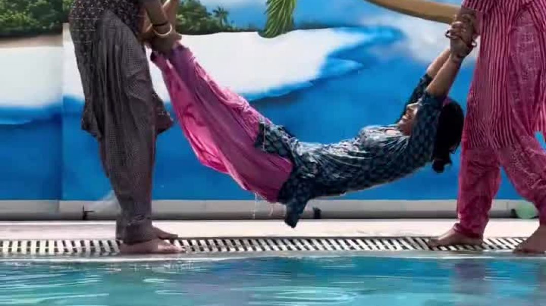 ⁣पानी में मस्ती मार