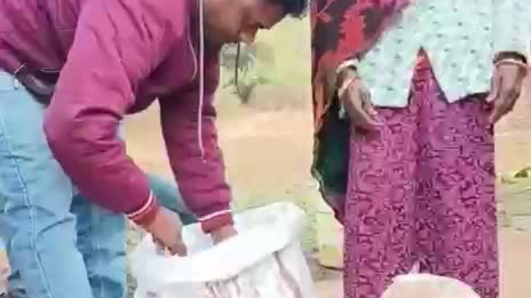 ⁣एक गरीब को राशन का सामान देते हुऐ वीडियो manish kumar