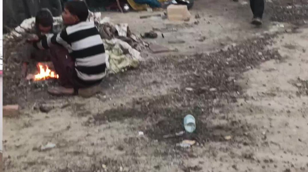 ⁣आदमी गरीब हो कर भी खुश है जहां महलों में रहने वाले भी दुखी हैं और ये झोपडी में भी खुश है