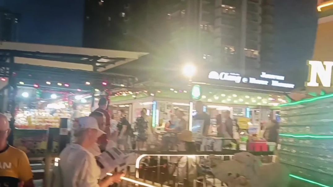 ⁣Thai street market