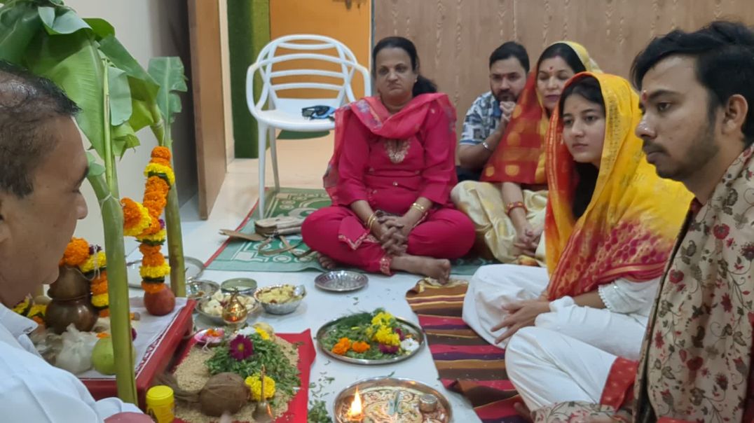 ⁣पंडित जी की मुखारबिंद से आरती करते हुए