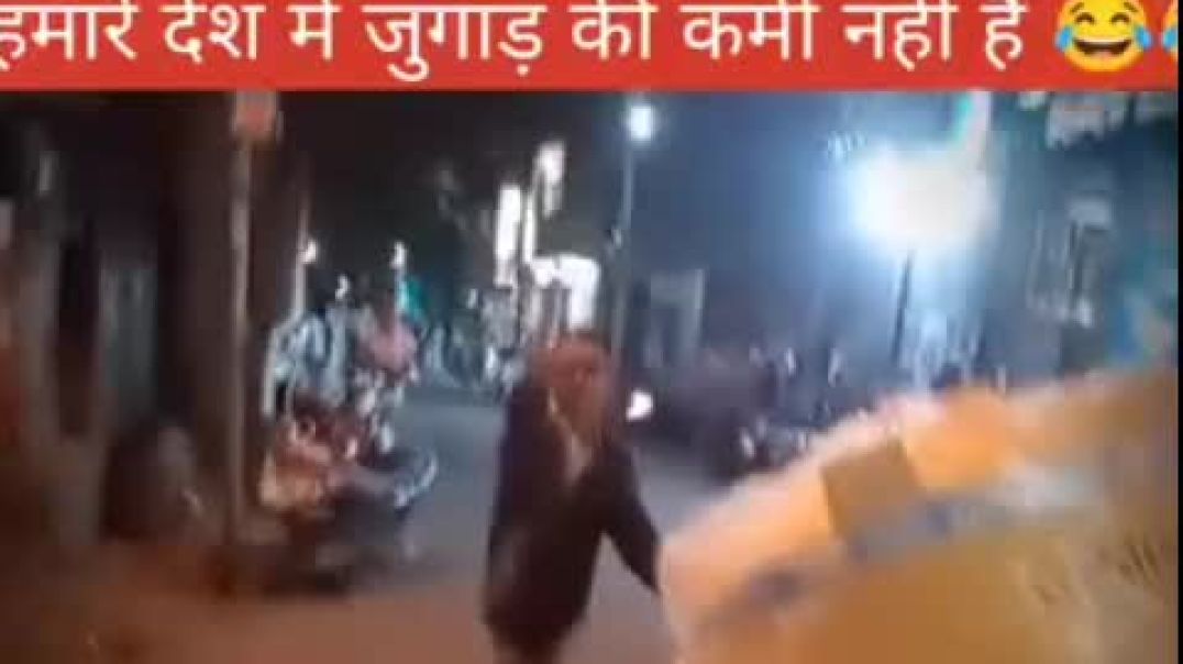 ⁣सायकलवर बॅनर नेण्याचे जुगाड