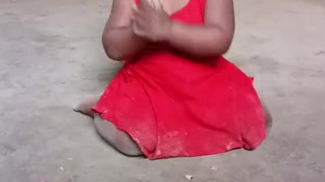 ⁣Innocent baby enjoy a little bit life