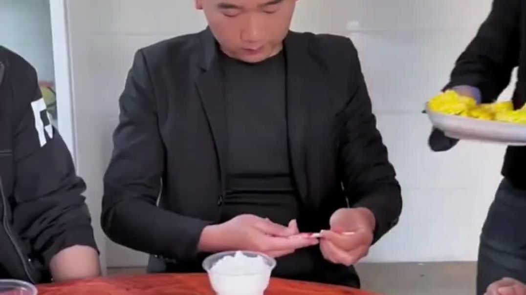 He_Left_Noodles_for_a_Minute,_Brothers_Finished_Everything(1080p)