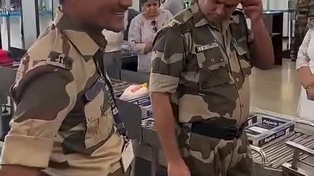 ⁣Raipur_Airport_पे_बैग_चेकिंग_के_दौरान_ऐसा_हुआ_कि_सब_देखते_रह_गए😱_#shorts_#viralvideo(480p)