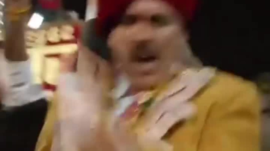 日本利用压电瓷砖将人们的脚步转化为电能__这些瓷砖能够捕捉你脚步产生的动能__当你行走时_你的体重和动作会对瓷(M