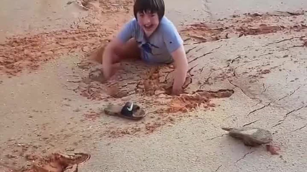 ⁣Most People Die In Quicksand Because They Don’t Know This! 😧 #facts #shortsfeed #shorts