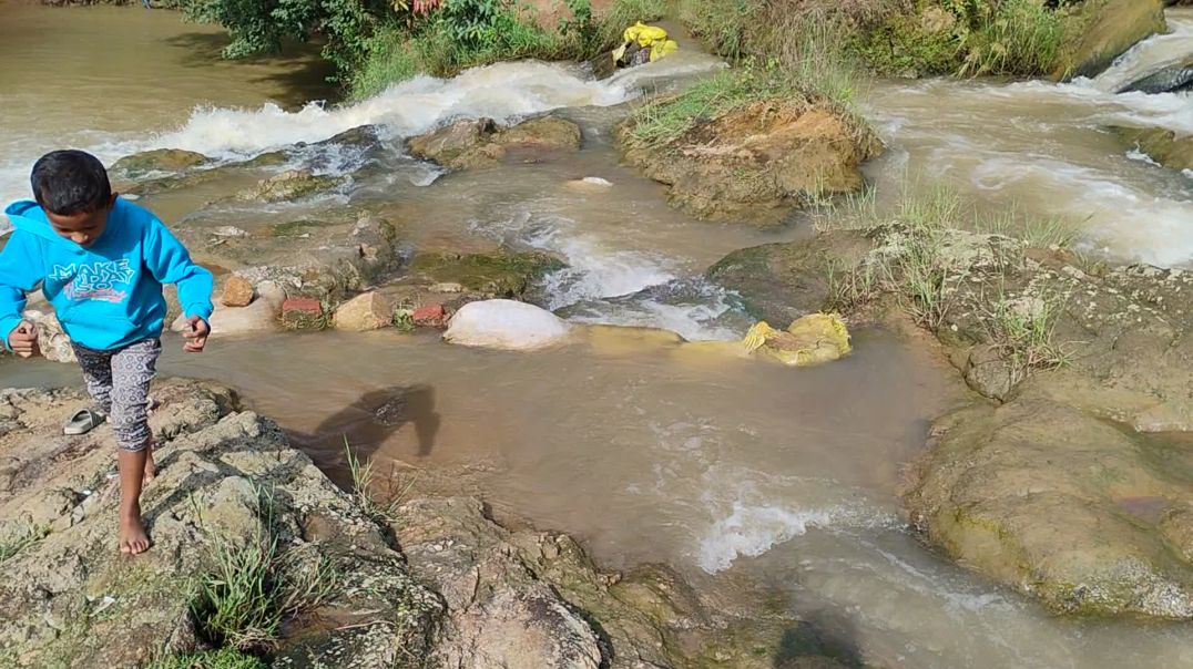 ⁣Deevyansh की नदी झरना मे मस्ती