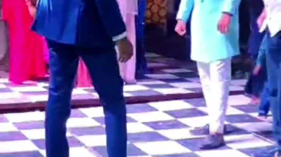 ⁣Shadi Enjoy with friends