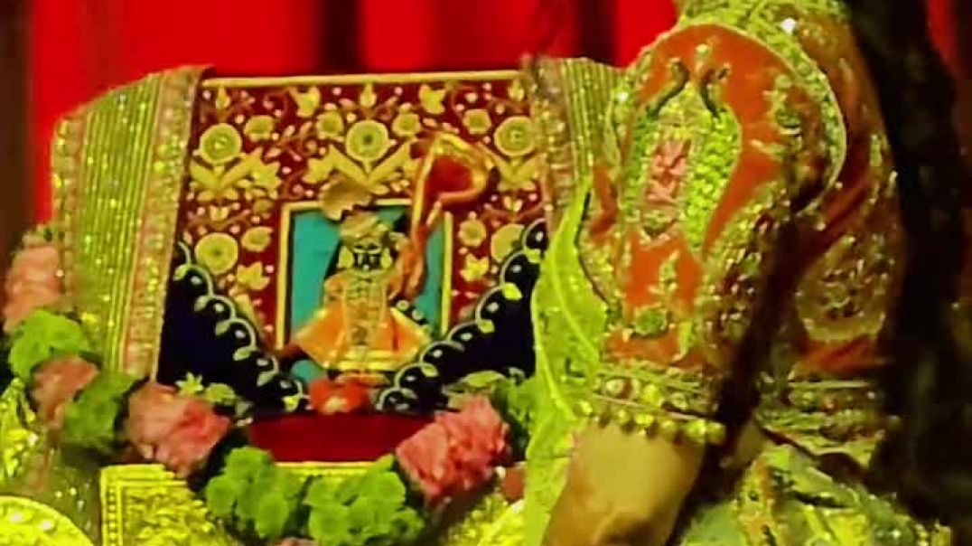 ⁣श्री इंद्रेश उपाध्याय अपनी धर्मपत्नी के साथ भजन सुनते हुए।