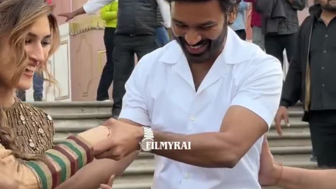 ⁣✨ Jab Dhanush ka swag aur Kriti ki smile ek frame me ho… masti toh guaranteed hai!,