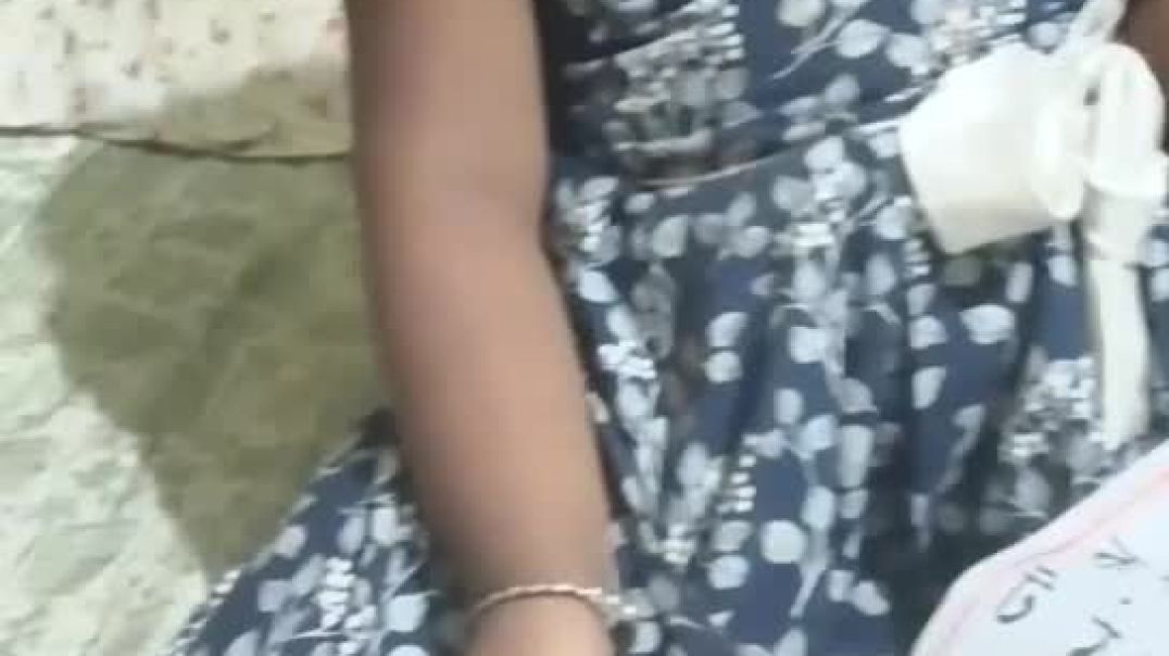 বাচ্ছা মেয়েটি মন দিয়ে পড়াশুনা করছে না