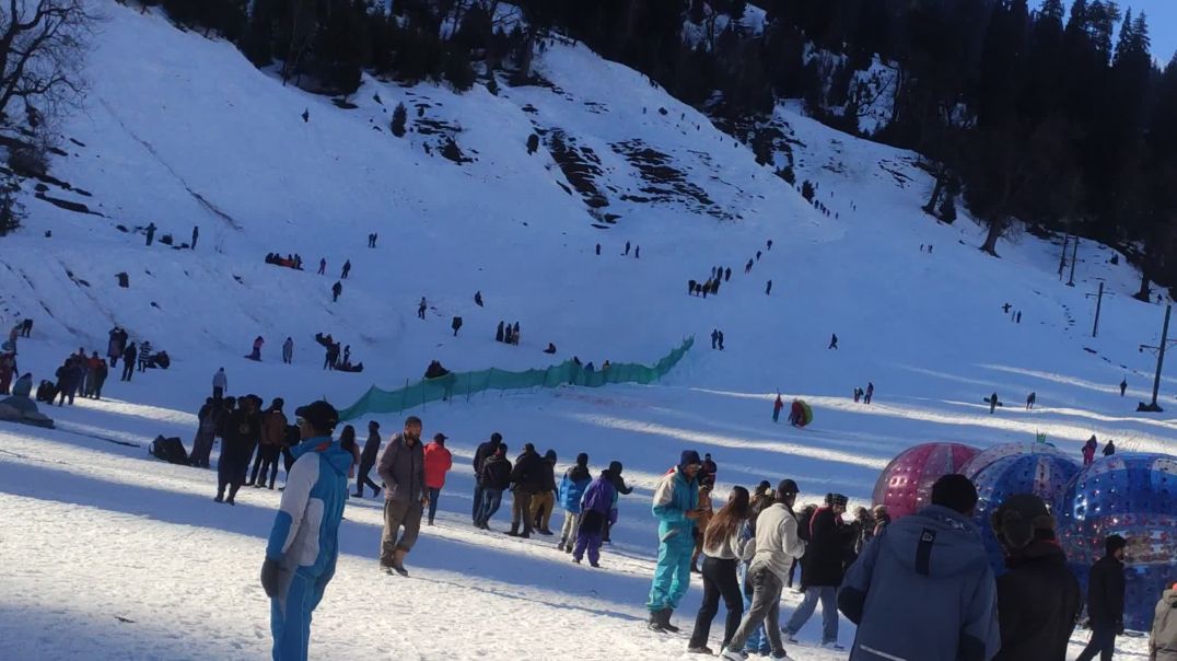 ⁣Paragliding mall road