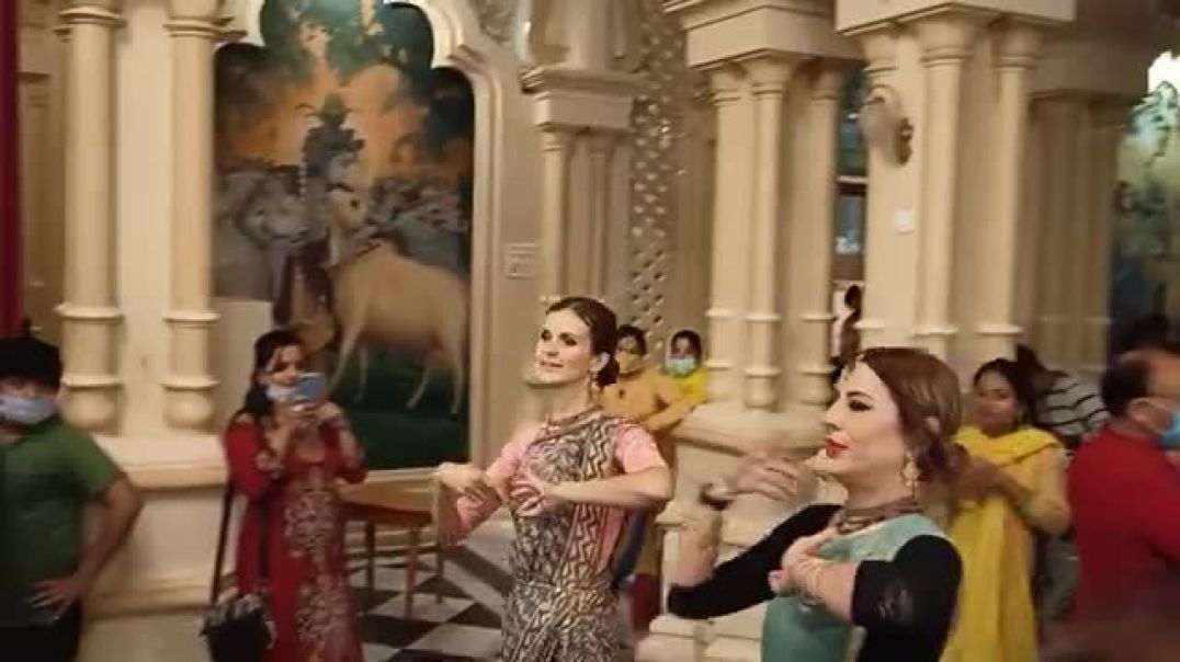 ⁣श्री कृष्ण के भजन में कैसे अंग्रेज नाच रही है।।