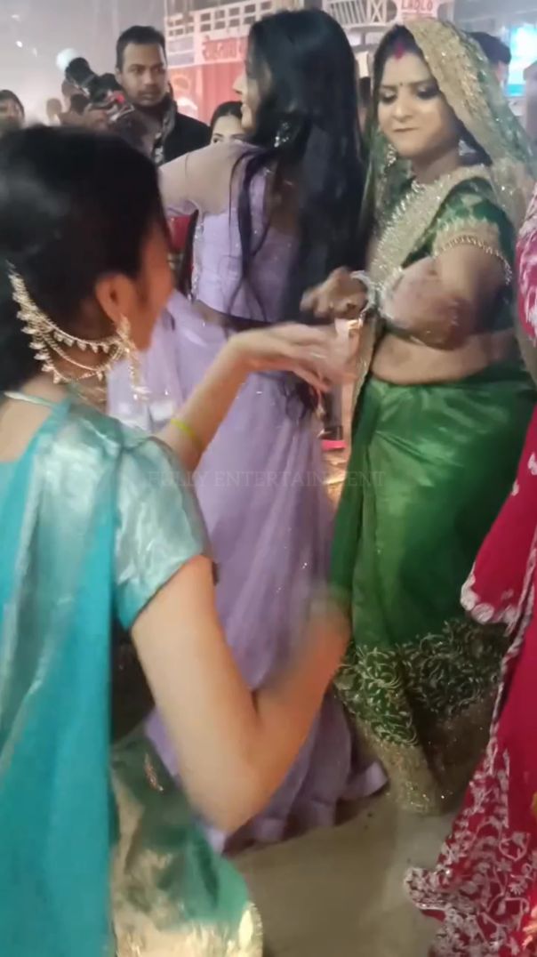 Delhi ki bhabhi Ne dance Kiya barat mein