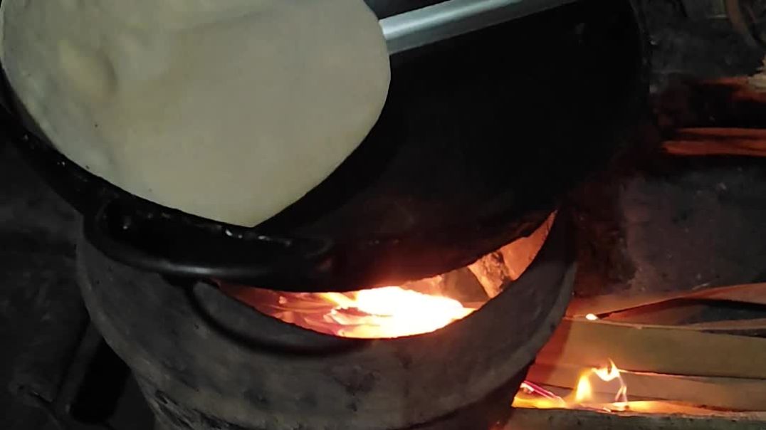 ⁣Ma ruti banacha. মা রুটি বানাচ্ছে।