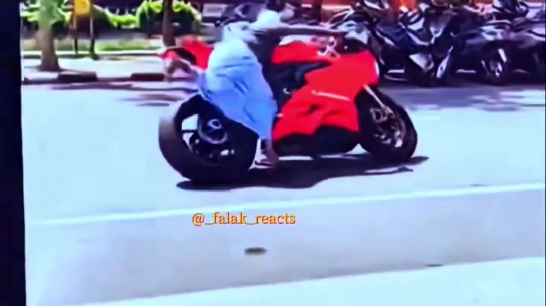 ⁣सबसे पहले दादी का स्टंट देखिए फिर इसके फनी कमेंट पड़ेंगे