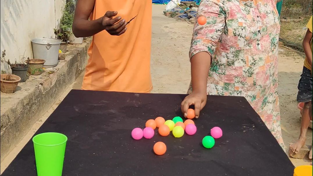 ⁣Glass ke upar ball ko rakhna hai