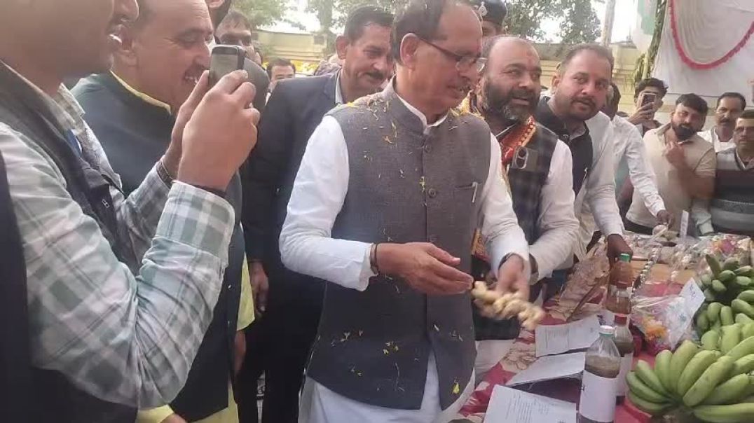 ⁣मेले का भ्रमण और निरीक्षण करते कृषि मंत्री और अधिकारीगण