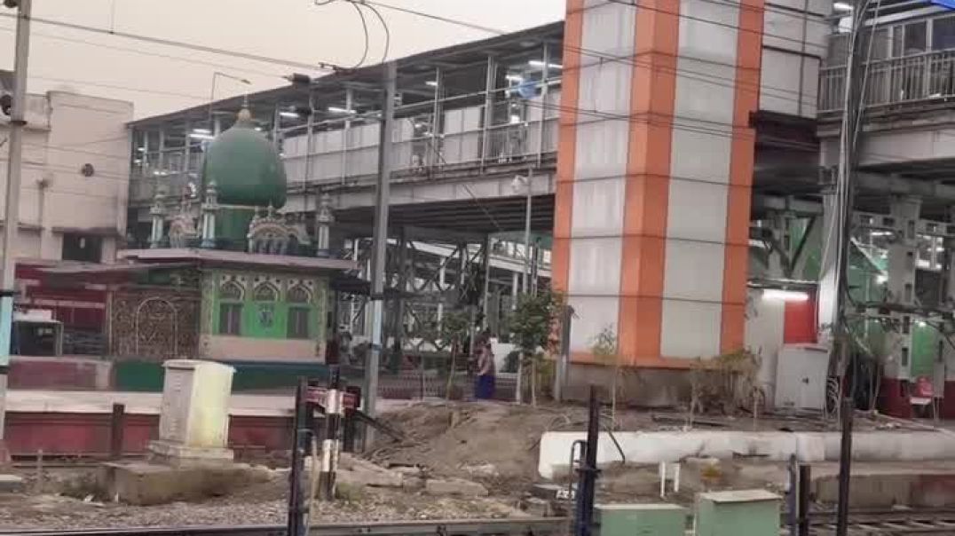 ⁣किस रेलवे स्टेशन के बीचो बीच ऐसा मस्जिद 🕌 बना हुआ है