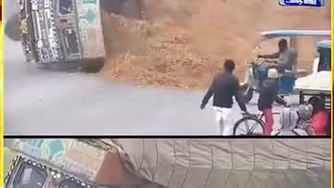 ⁣Rampur UP में ट्रक के नीचे बोलेरो दब गई