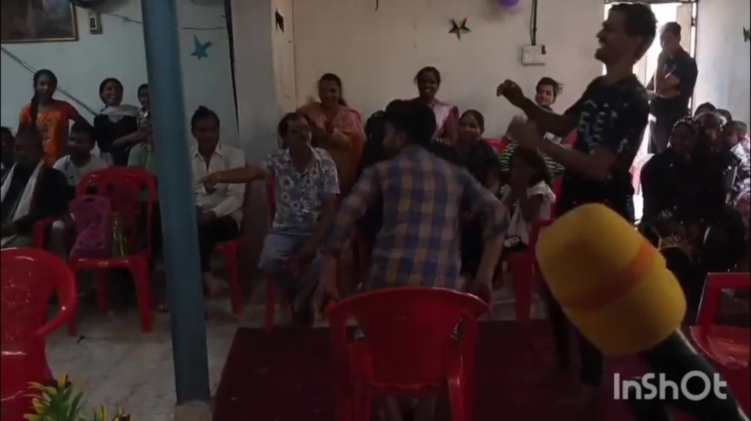 ⁣Preyar hall Main isu ki Prathna ke baad Gift vitaran