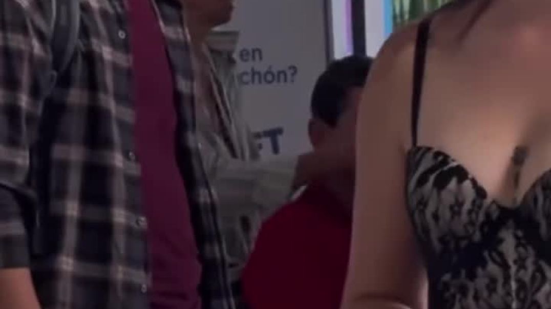 ⁣ऊपर देखो फिर अपने नीचे देखो