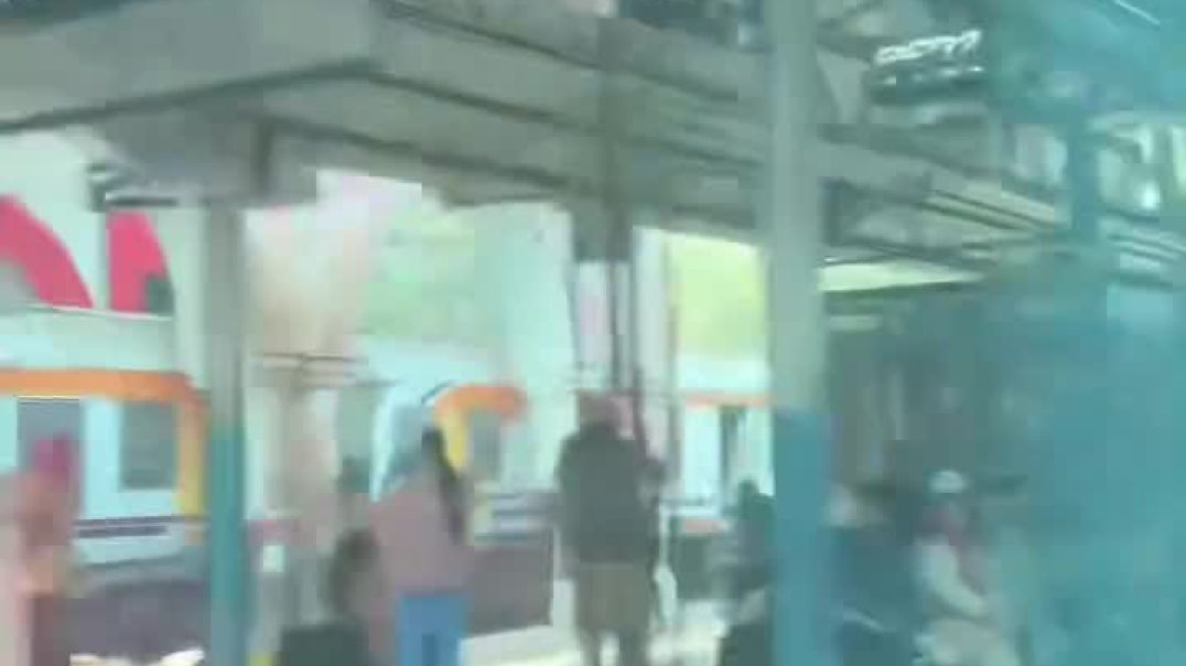 ⁣😳ट्रेन की रफ़्तार थोड़ी तेज़ है ध्यान से देखने पर पता चलेगा की कौन सा स्टेशन है 🧐